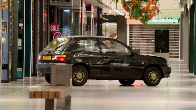 De auto lieten de daders achter in de passage. (Foto: Bart Meesters)