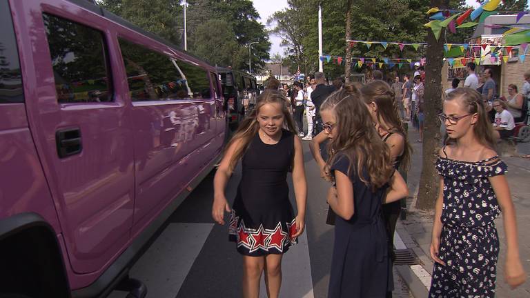 De leerlingen checken de limousine goed. (foto: screenshot Jeugdjournaal)