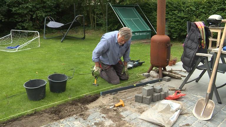 Hans van Veen uit Den Bosch klust op zijn 66-ste gewoon door (foto: Raoul Cartens)