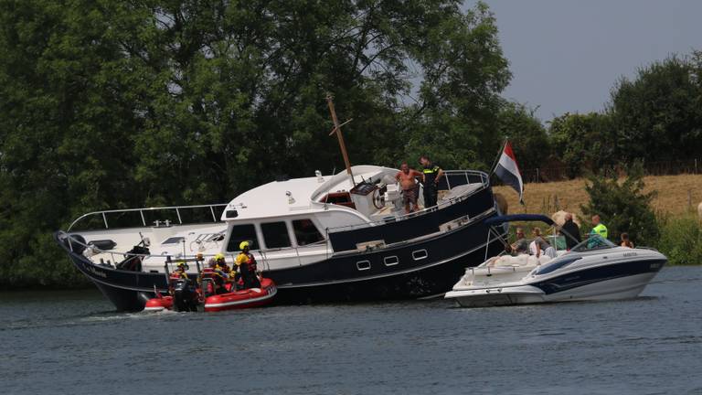 Boot vaart tegen bodem en helt gevaarlijk over bij Sint Agatha (SK-Media)