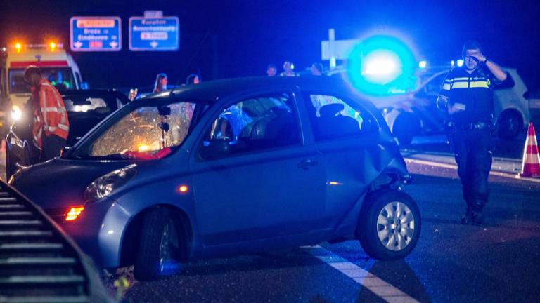 Vanwege het ongeluk werd de weg afgesloten. (Foto: Obscura Foto)