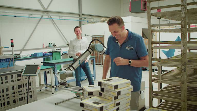 Stapelrobot versus Merlijn, Heico Sandee houdt op de achtergrond de tijd bij. (Foto: Brabant 2050)