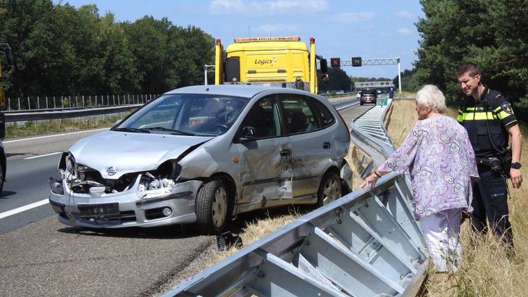 Op de weg gebeurde rond halfeen een ongeluk. (Foto: Jozef Bijnen)