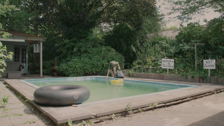 Het zwembad waar het om draait in de film.