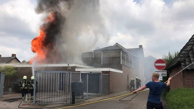 De vlammen slaan uit het dak (foto: Bart Meesters/Meesters Multi Media)
