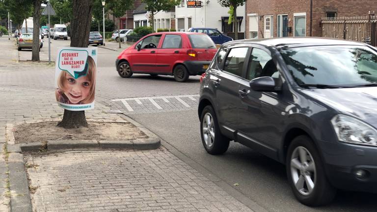 Met borden worden automobilisten bedankt dat ze niet te snel hebben gereden en zo geld hebben opgehaald voor de buurt. (Foto: Edwin Vossen)