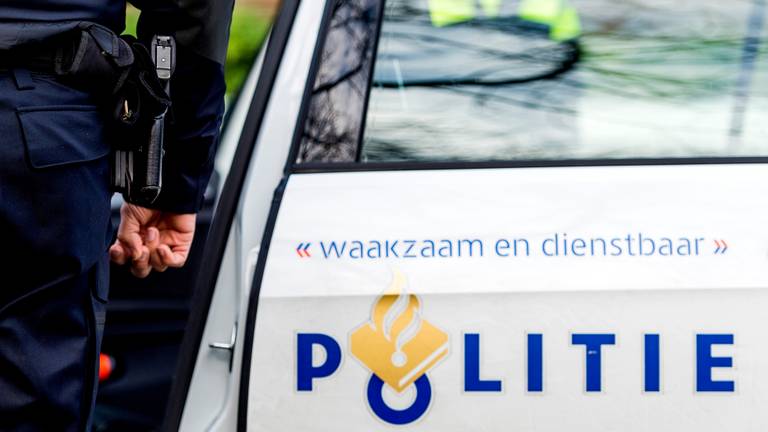 De politie is op zoek naar de bestuurster van de auto. (Foto: ANP)