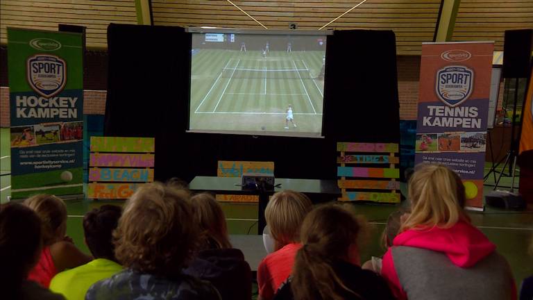 Kiki kijken op tenniskamp.