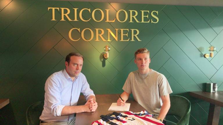James McGarry tekent in het bijzijn van technisch directeur Joris Mathijsen zijn Willem II-contract.