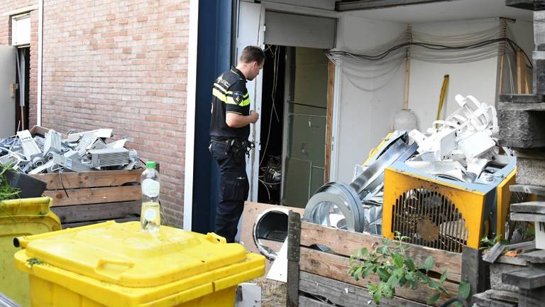 De loods wordt door de politie leeggeruimd. (Foto: Obscura Foto)