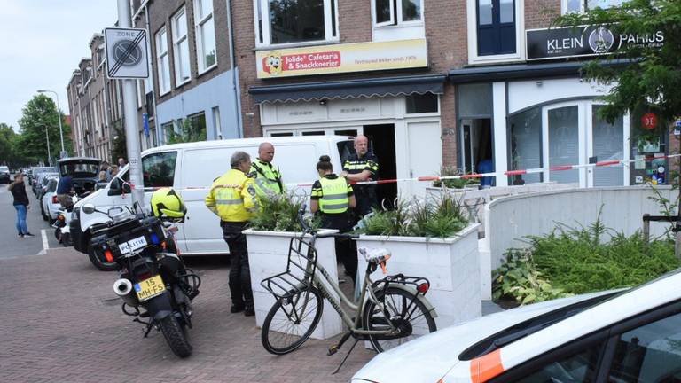 De studente werd gevonden in de woning boven horecagelegenheid Klein Parijs en cafetaria Jolide in Utrecht. (Foto: Michiel van Beers)