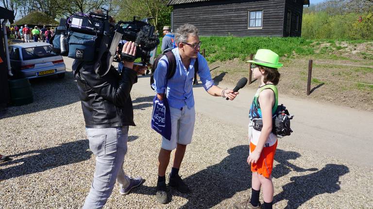 Thomas wordt in aanloop naar de Vierdaagse al geïnterviewd (foto: Mark Overdijk).