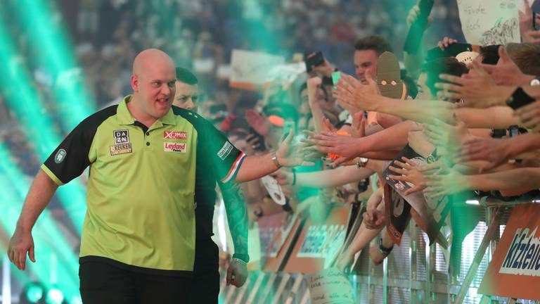 Michael van Gerwen loopt langs de fans naar het podium (foto: ANP).