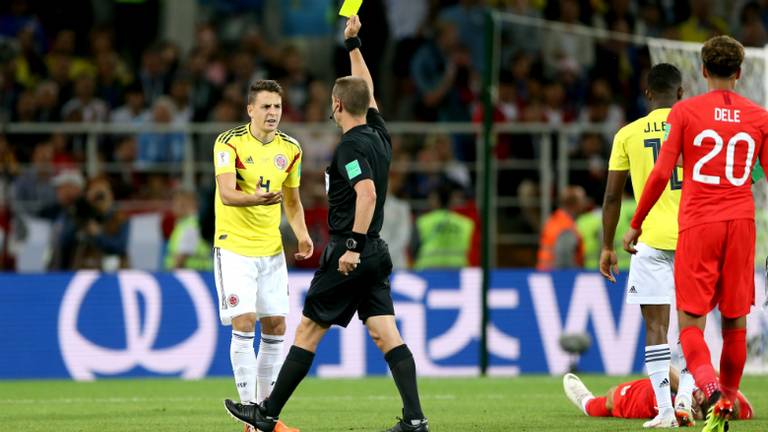 Santiago Arias krijgt een gele kaart van scheidsrechter Mark Geiger. (Foto: VI Images)