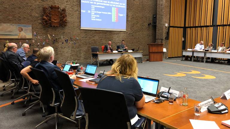 De gemeenteraad in Oosterhout bespreek de affaire rond burgemeester Huisman (Foto: Imke van de Laar)