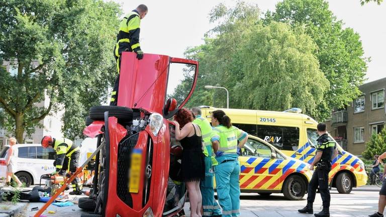 De brandweer bevrijdde de vrouw (foto: Toby de Kort)