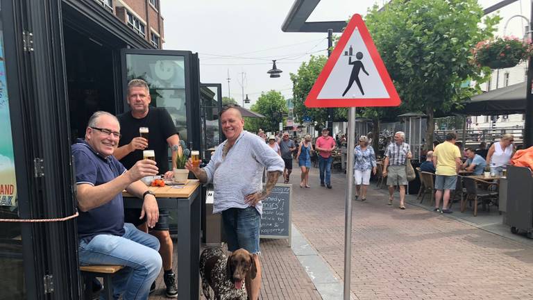 De bezoekers vinden het verkeersbord een prima initiatief