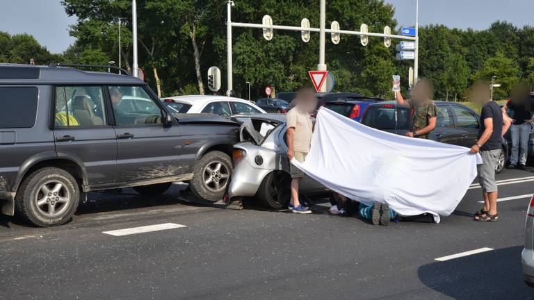 Bij een ongeluk op de Princenhagelaan in Breda zijn vijf auto's op elkaar gebotst. Foto: Perry Roovers/SQ Vision.