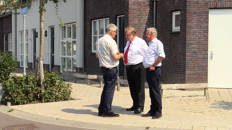 Voorzitter Jan Vos van Stichting Oorlogsmonument Verzetsplein met twee leden