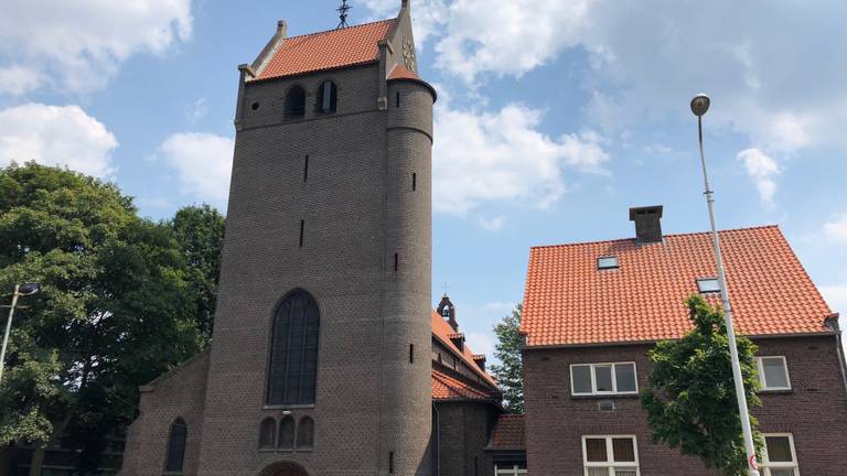 De pastorie (rechts) en de Vlokhovense kerk (foto: René van Hoof).