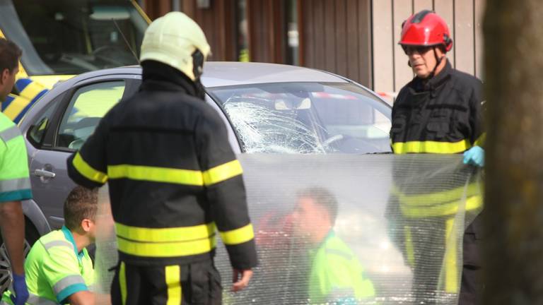 Hulpverleners bij het ongeluk in Rijen (foto: Jeroen Stuve Fotografie)