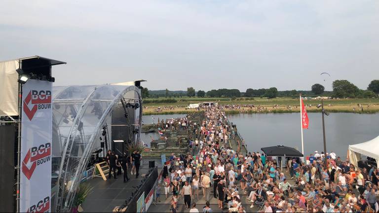 Het was donderdagavond al druk op de pontonbrug