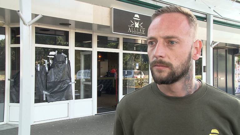 Eigenaar van Barbershop Allure in Breda, Giraldo, is enorm geschrokken van de schoten op zijn zaak.