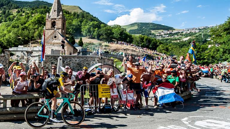 Steven Kruijswijk onder luide aanmoedigingen op weg naar de top (foto: ANP).