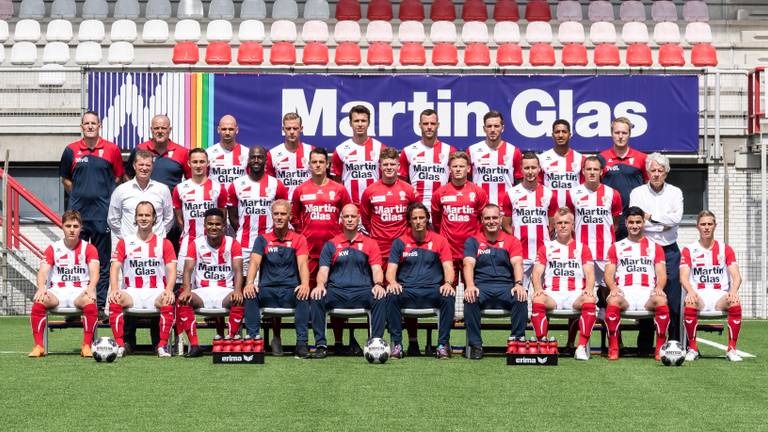 In Oss werd ook weer een teamfoto gemaakt, voor het eerst in jaren weer als TOP Oss (foto: VI Images).