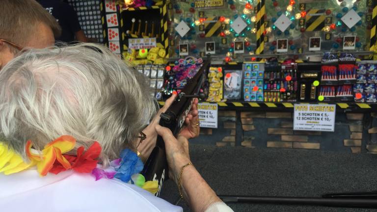 Luchtbuks Ria schiet gewoon weer raak. (Foto: Paul Giezen)