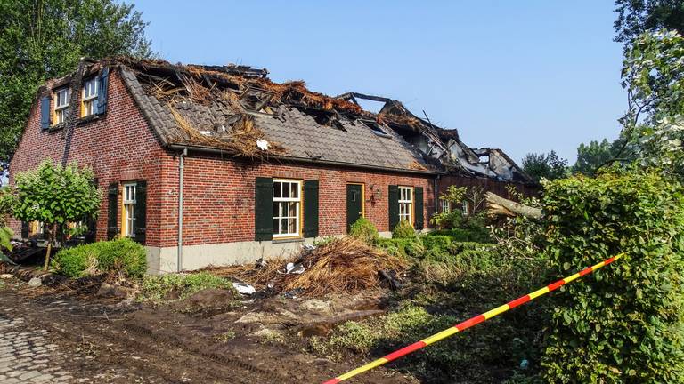 Van het dak is weinig meer over (Foto: Danny van Schijndel).