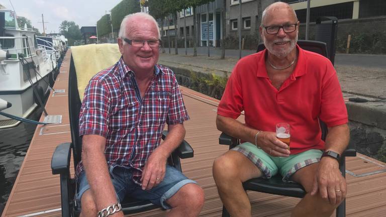 Ton (links) en Hans (rechts) genieten altijd als ze tijdens de kermis met de boot in Tilburg liggen.