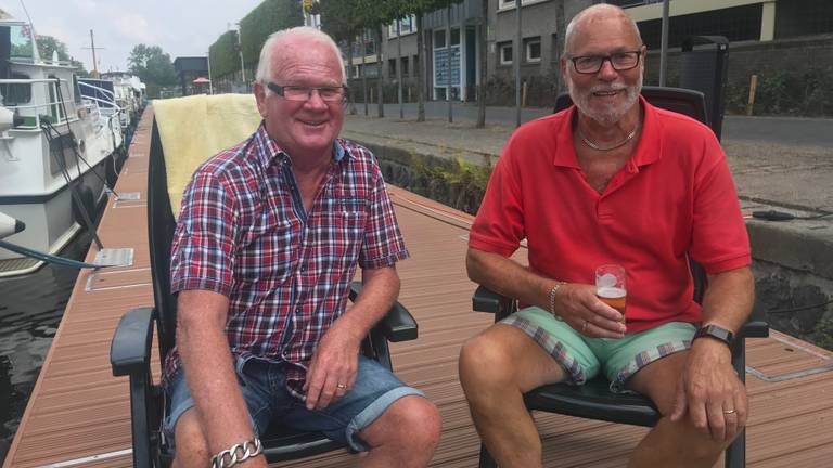 Ton (links) en Hans (rechts) genieten altijd als ze tijdens de kermis met de boot in Tilburg liggen