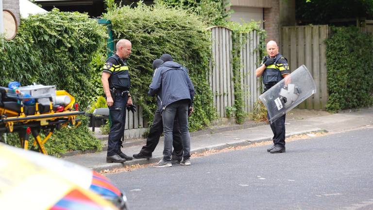 De politie en onderhandelaars in Eindhoven. Foto: SQ Vision Mediaprodukties