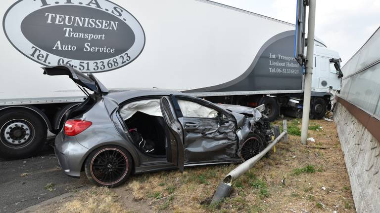 De auto kwam tegen de geluidswal tot stilstand (Foto: Toby de Kort)