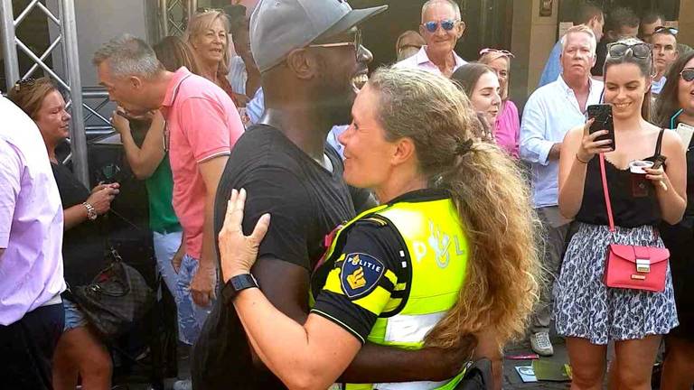 Agente laat op Tilburgse Kermis zien hoe je de heupen losgooit. (Foto: Kruikentv/Dennis van Roozendaal).