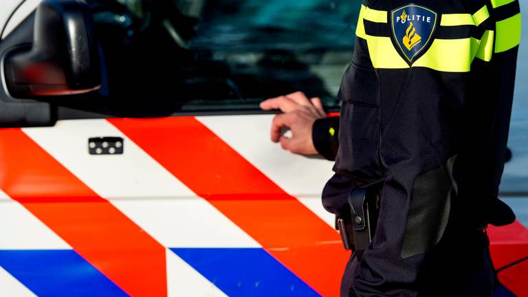 Politie bij wagen. (Archieffoto)