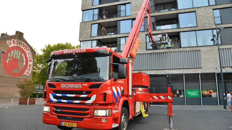 Brandweer komt in actie voor vrouw die zich heeft buitengesloten (foto: Perry Roovers/SQ Vision).