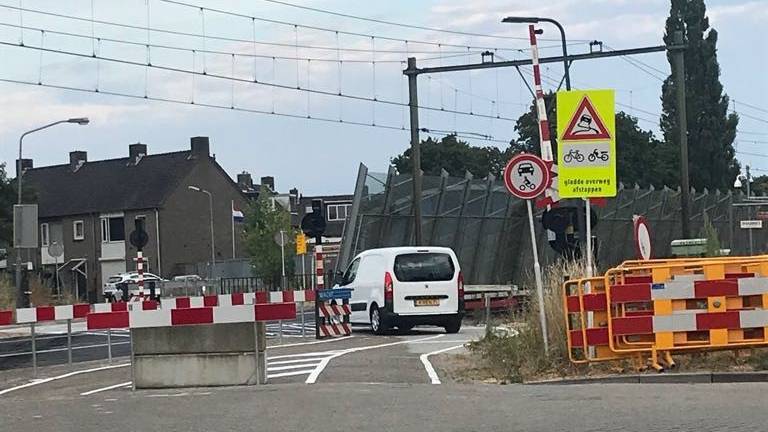 Een automobilist rijdt over de spoorwegovergang bij de Orthen in Den Bosch, terwijl dit verboden is. Foto: Carmen van Heeswijk