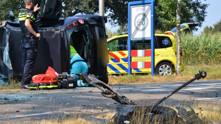 In Etten-Leur is een auto na een botsing tegen een boom gekanteld.  Foto: Perry Roovers/SQ Vision Mediaprodukties.