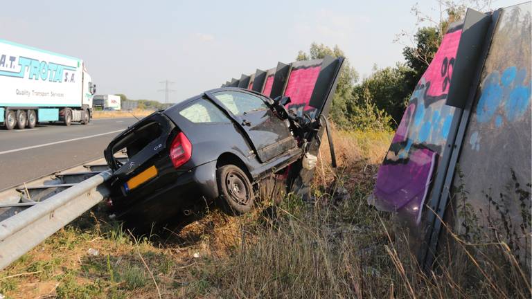 De auto kwam met flinke vaart tegen de geluidswal terecht (Willy Smits/112journaal).