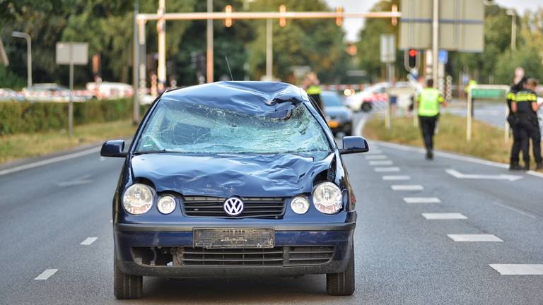 De auto is zwaar beschadigd (foto: Toby de Kort)