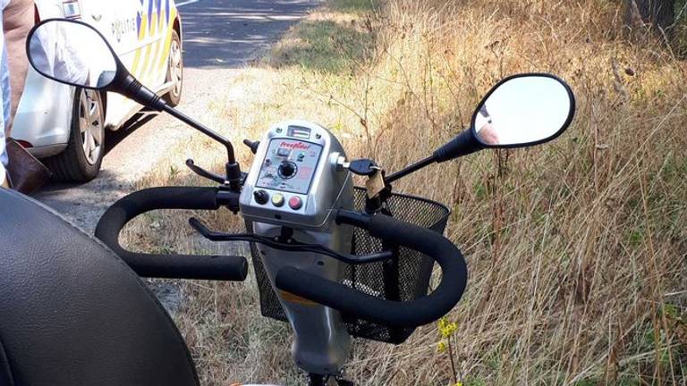 De man wilde met zijn scootmobiel op de A59 gaan rijden (foto: Ger Roumen).