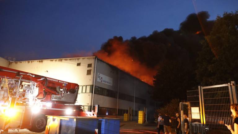 Het vuur komt boven het dak van Huiskes uit. Foto: Marcel van Dorst/SQ Vision