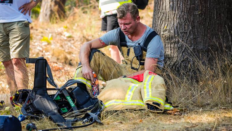 Een brandweerman puft uit. (Foto: Danny van Schijndel)