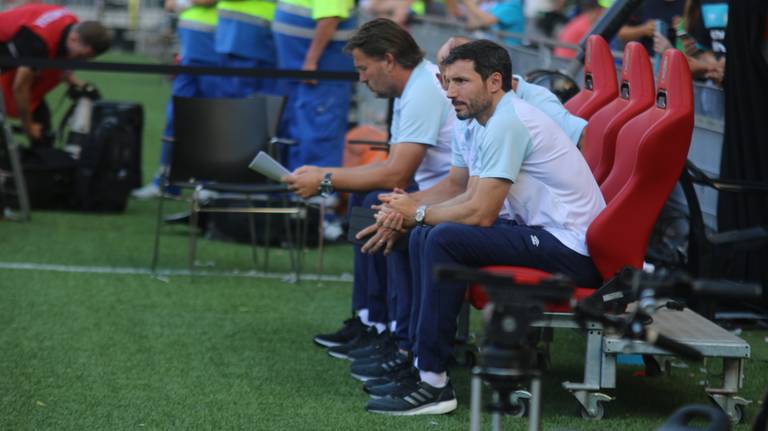 Psv Coach Mark Van Bommel Schuif De Volgende Keer Maar Aan Bij De Vergadering Omroep Brabant