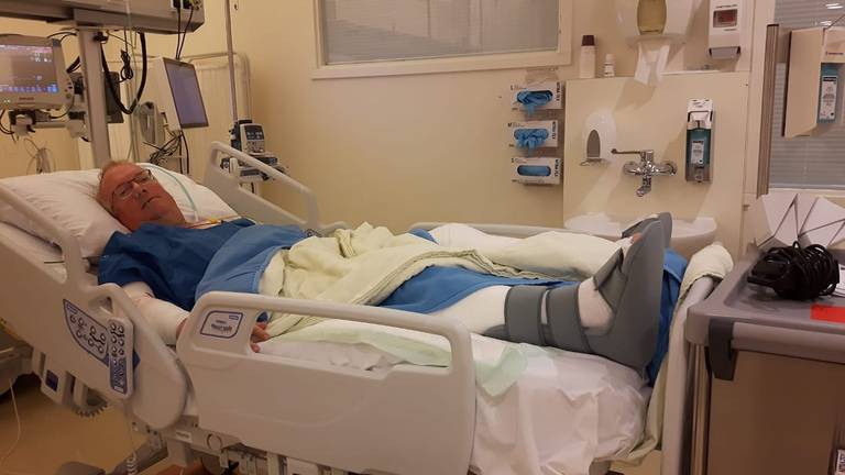 Slachtoffer Joop van Meer in het ziekenhuis na aanval door rottweilers. (Foto: Facebook Joop van Meer)