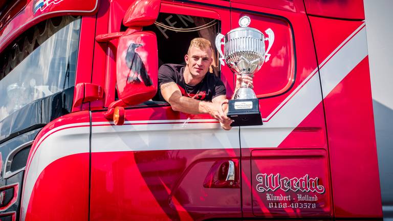 De beker past maar net op de foto. Trotse winnaar van het Truckstar Festival 2018: Stephan Spronsen van Weeda Transport uit Klundert.
