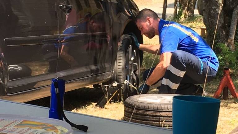 Wegenwachter Michel aan het werk op een Franse camping