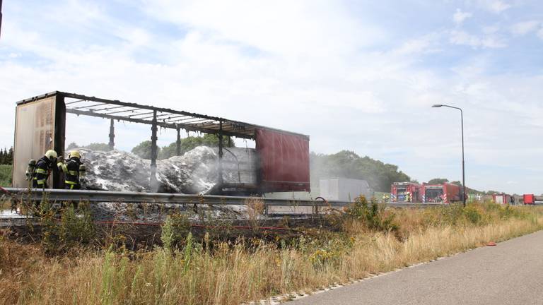 Het uitgebrande karkas op de A50 (foto: Maickel Keijzers/Hendriks Multimedia).